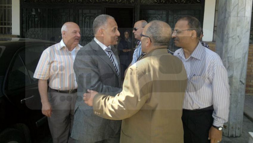 محافظ دمياط الجديد يصل الديوان دون اعتراضات