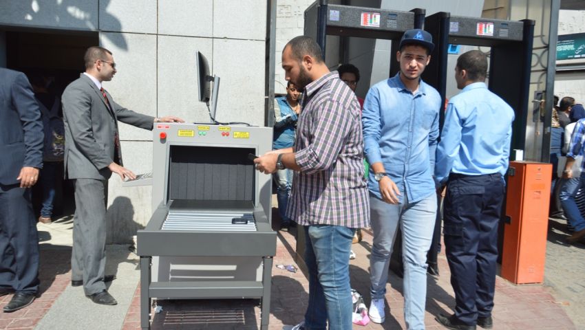  بودي جاردات فالكون داخل جامعة الإسكندرية..  والطلاب في الشارع