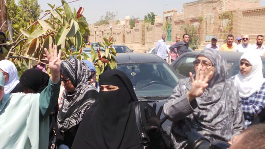 بالصور.. الأخوات يلوحن بعلامات النصر أمام قبر نجل المرشد