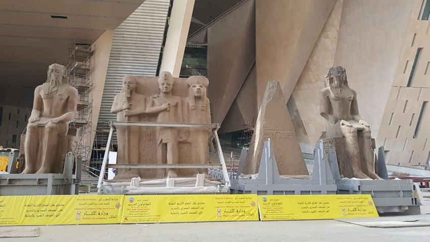 صور.. المتحف المصري الكبير يستقبل 4 قطع أثرية ضخمة