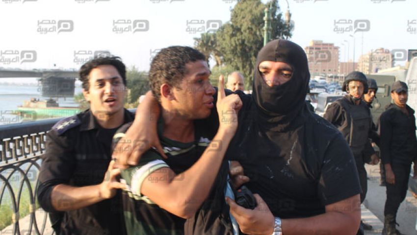 بالفيديو .. ضابط يصفع أحد أعضاء الوايت نايتس