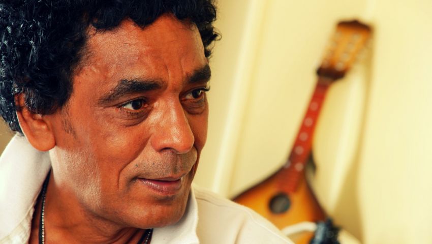 بالفيديو| محمد منير يطلق فات الكتير احتفالا بقناة السويس