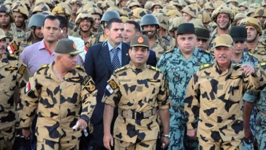 السيسي وصبحي يؤديان صلاة الجمعة بالكلية الحربية
