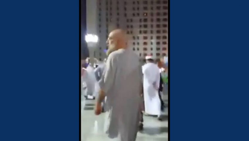 شاب يضرب الشيخ ياسر برهامي بالشبشب في الحرم النبوي