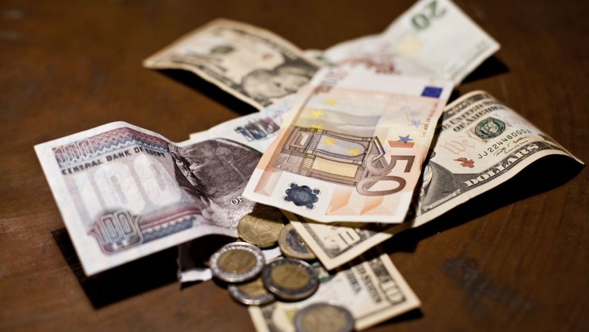 خبير مصرفي يتوقع تأثيراً سلبياً على الموازنة جراء تعويم الجنيه