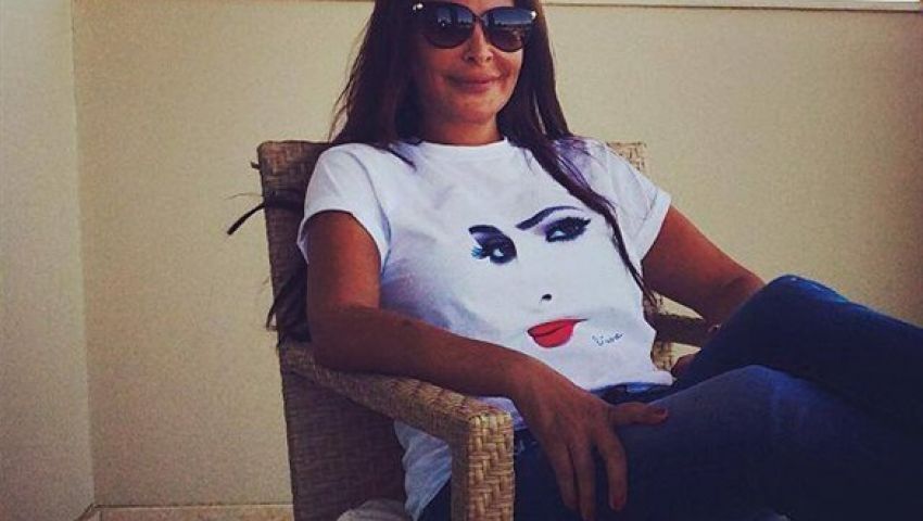 إليسا تنشر صورة لها فور وصولها الغردقة