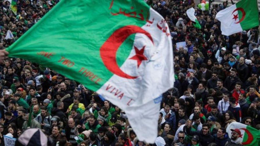 فيديو: حراك الجزائر في الجمعة العشرين.. الحشود تتوافد والشرطة تتراجع
