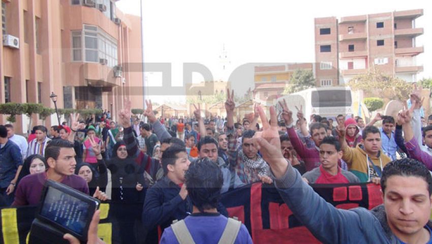 بالصور.. مظاهرة مؤيدة ومعارضة للسيسي بجامعة المنوفية