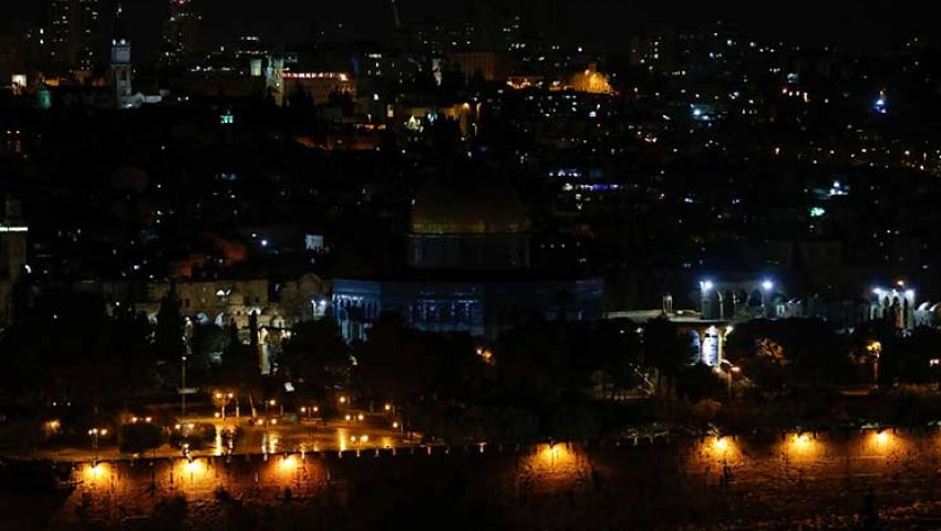 بعد قرار ترامب.. الظلام يكسو المسجد الأقصى وأشجار عيد الميلاد بفلسطين 