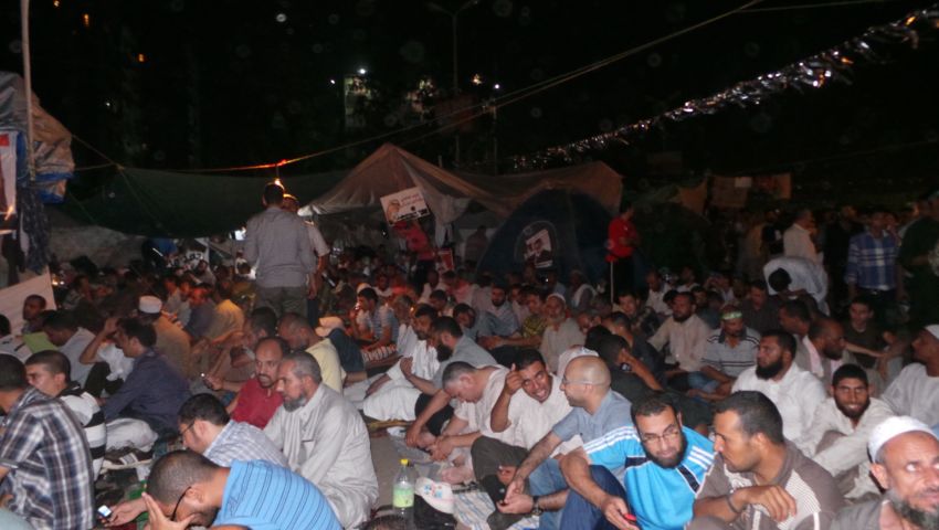 مروحيات الجيش تحلق فوق رؤوس متظاهري رابعة