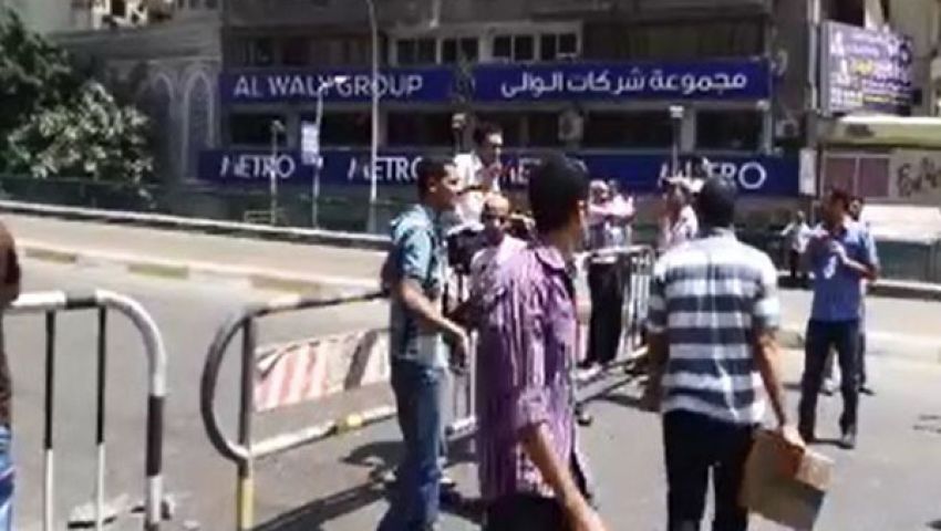 فيديو..العشرات يغلقون مداخل ميدان النهضة