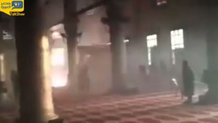 فيديو.. لحظة إطلاق الإسرائيليين النار داخل الأقصى اليوم