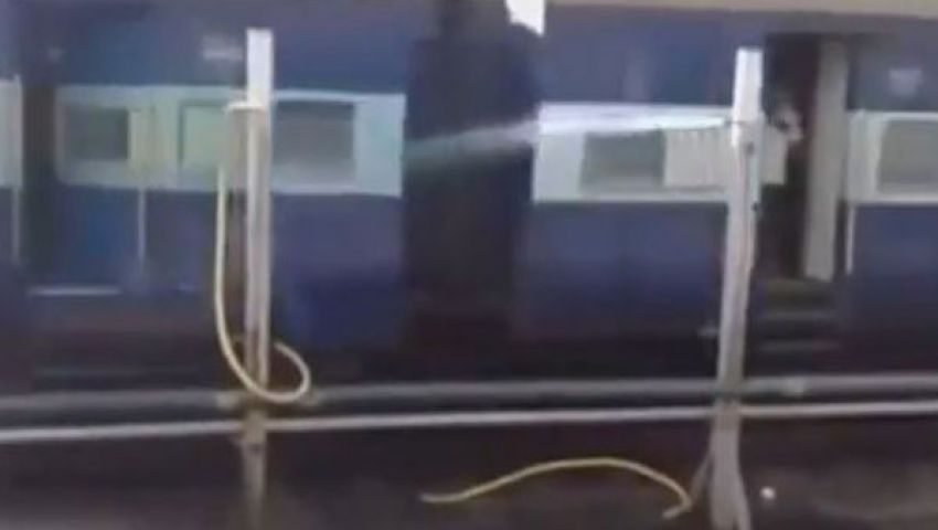 فيديو.. دش بارد لإيقاظ النائمين بقطارات الهند