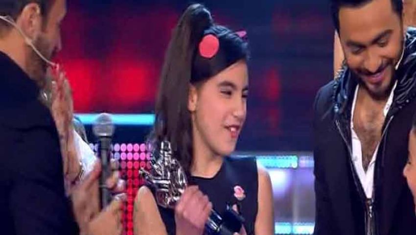 منحه بـ250 ألف ريال والبوم غنائي لنجمة ذا فويس كيدز