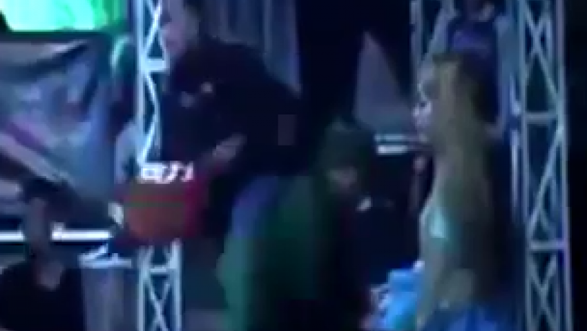 شاهد.. ثعبان يلدغ مطربة على المسرح
