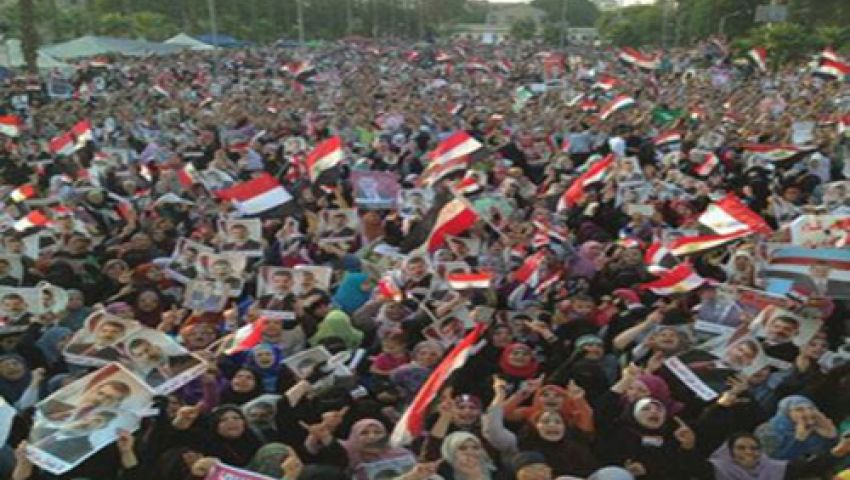مسيرة تجوب ميدان النهضة بمصحف كبير