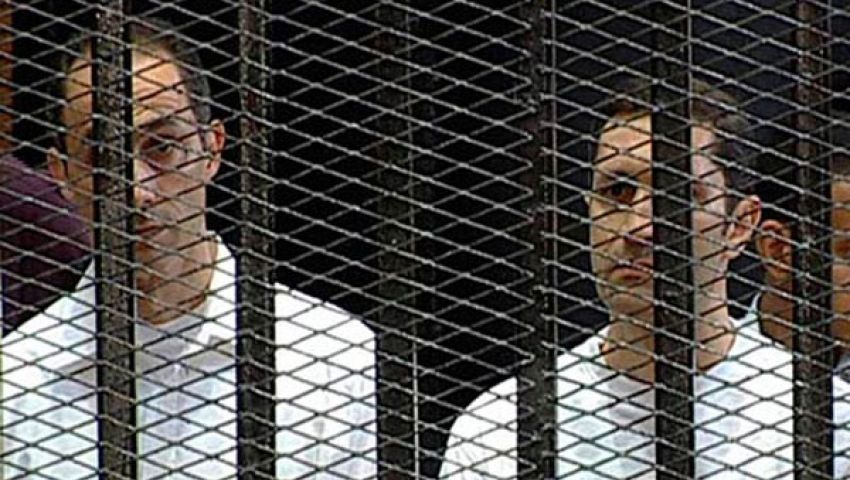 لجنة قضائية تصل طرة لنظر تظلم علاء وجمال مبارك 