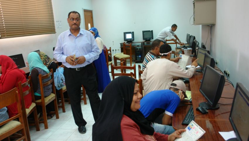 بالصور .. إقبال على تسجيل الرغبات فى المرحلة الثانية بجنوب الوادى 