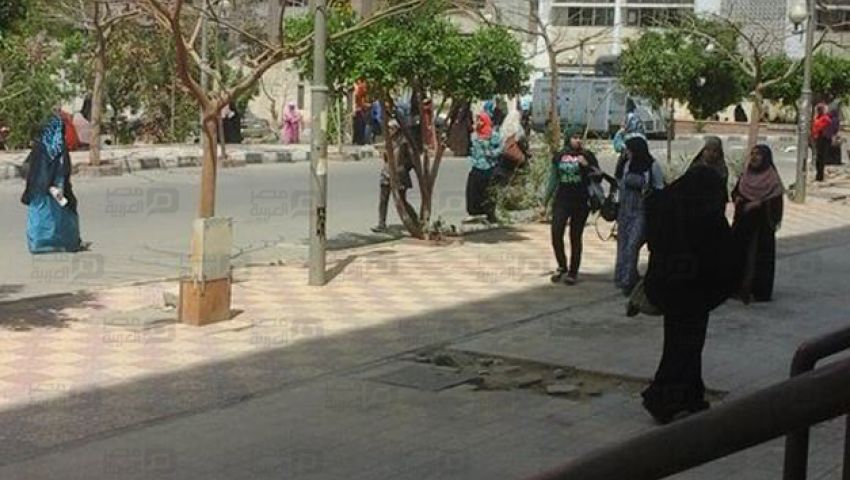بالصور.. الشرطة تقتحم جامعة الأزهر للبنات لفض مسيرة معارضة