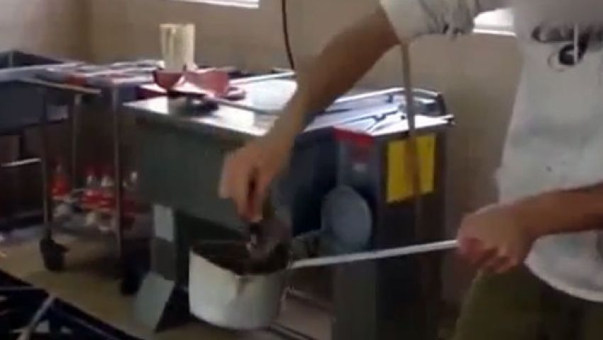 بالفيديو..جندي إسرائيلي يطهو عصفورة  حية