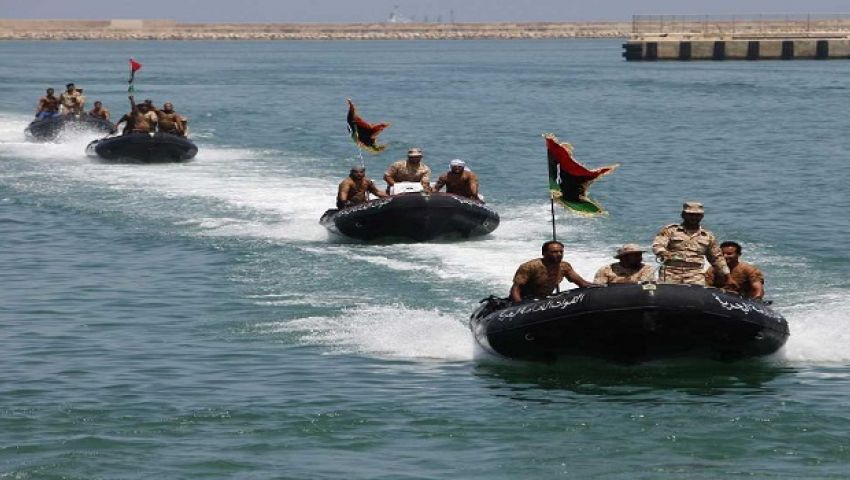 ليبيا.. حرس السواحل ينقذ 129 مهاجراً بعد الهجوم عليهم من مسلحين