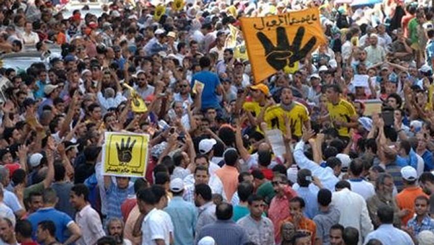حركات معارضة تحاصر مؤسسات رسمية في 25 يناير