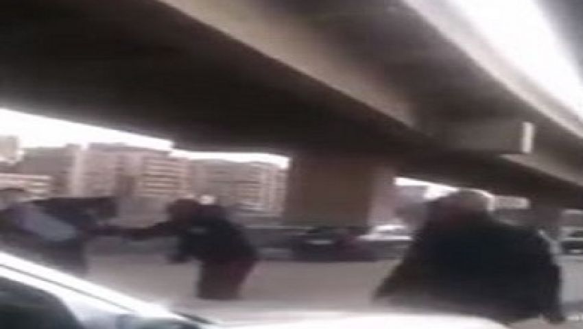 بالفيديو..أمين شرطة يعتدي على أستاذ جامعي بالقاهرة