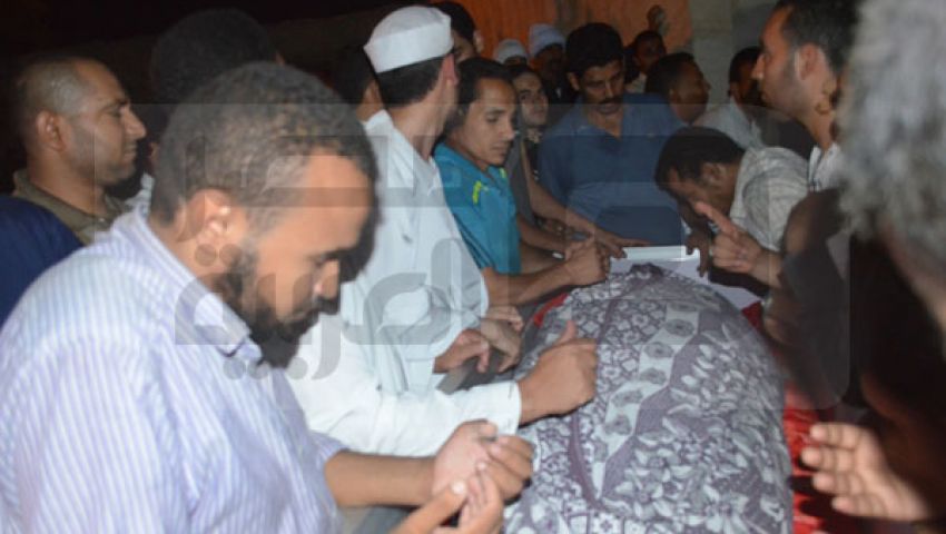 بالصور.. الآلاف بالفيوم يشيعون قتيل أحداث ماسبيرو