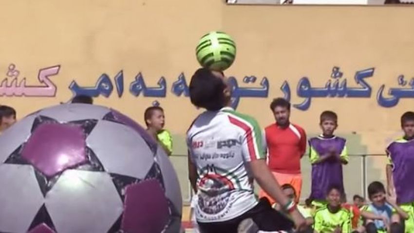 فيديو..شاب إيراني يدخل موسوعة جينس للأرقام القياسية  فى التحكم بالكرة 