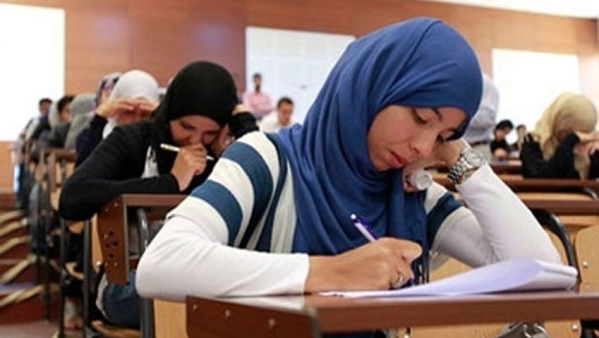 طلاب الثانوية يؤدون امتحاني التربية الوطنية والكيمياء