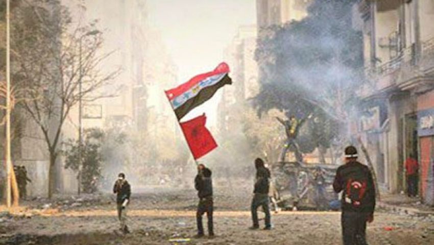 فيديو.. حامل العلم بـمحمد محمود: العسكر قتلونا