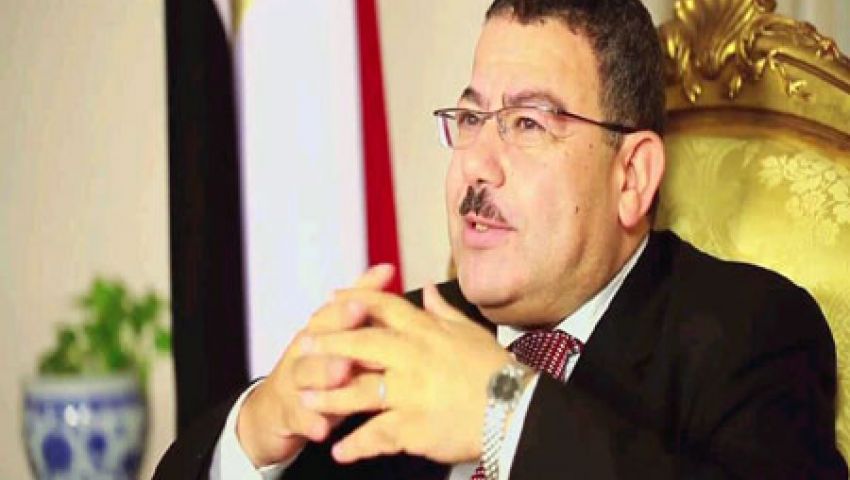 عبد الفتاح لـ النظام الحالي: حدثونا عن التوافق وأنتم فوق دبابات السلطة