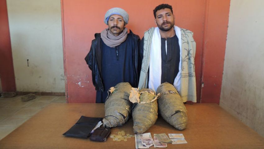 القبض على عاطلين بحوزتهما بانجو وعملات معدنية بالفيوم