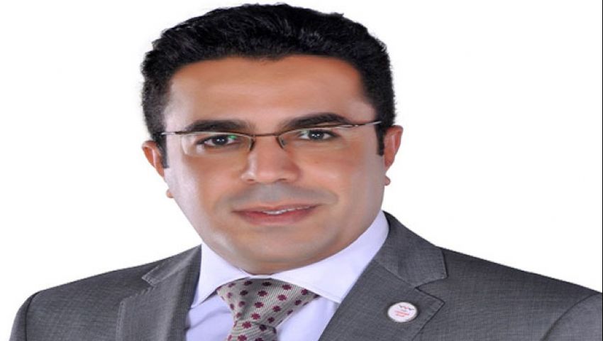 باسل عادل ينتقد اعتبار قناة السويس الجديدة تفريعة