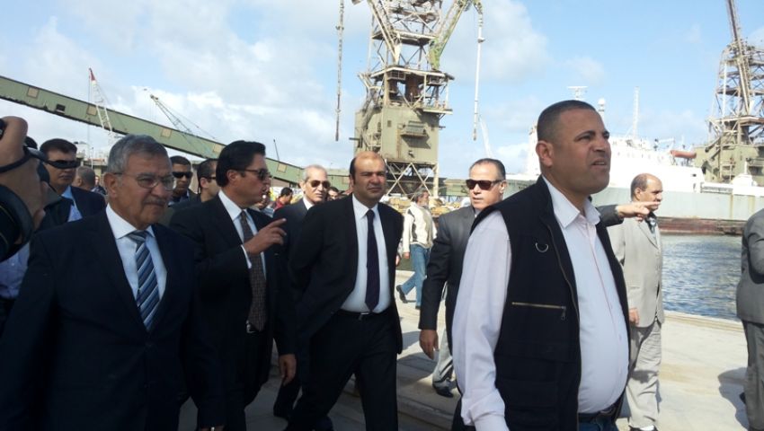 بالصور.. وزير التموين يتفقد صوامع القمح وأرصفة الزيوت بميناء الإسكندرية