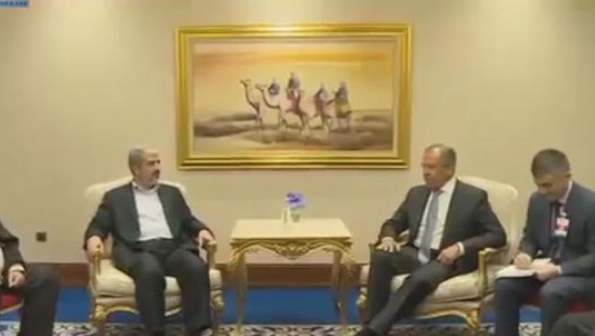 فيديو..وزير خارجية روسيا يلتقي بمشعل في قطر