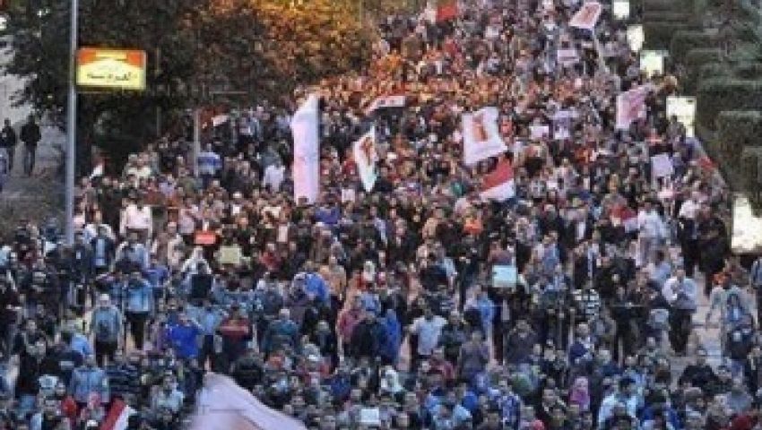 العشرات بالتحرير... الله عليك ياسيسي مرسي مش رئيسي