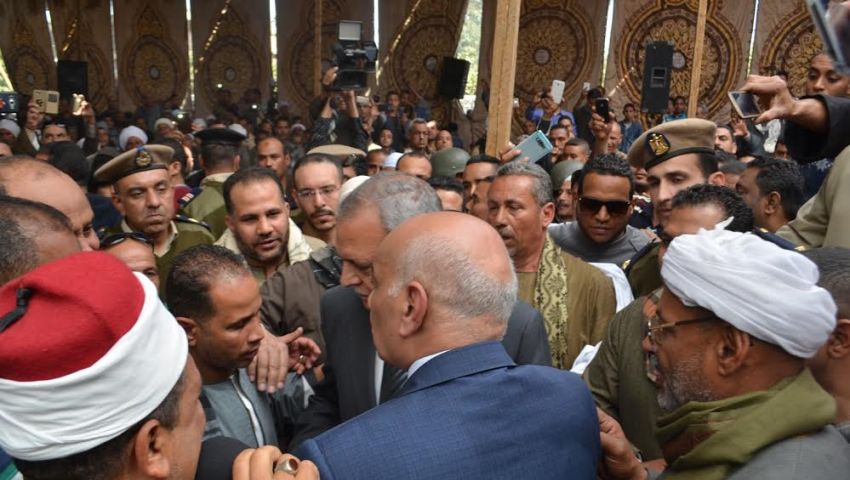 بالصور.. محافظ قنا يشهد صلح القودة بين عائلتين بفرشوط
