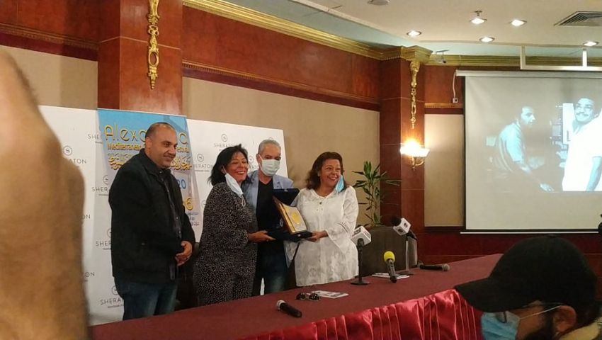 بالصور.. تكريم عبدالعزيز فهمي في مهرجان الإسكندرية