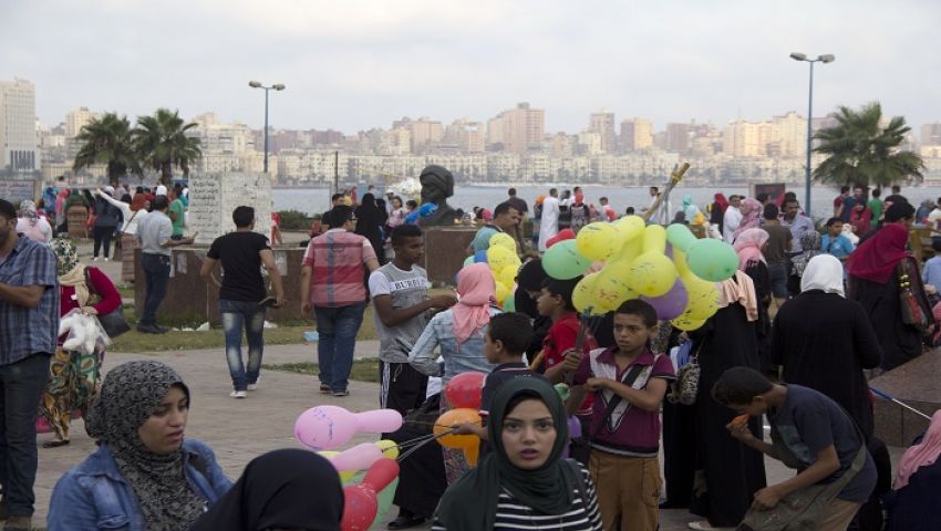 صور| إقبال كبير من السكندريين على شواطئ البحر في أول أيام عيد الفطر