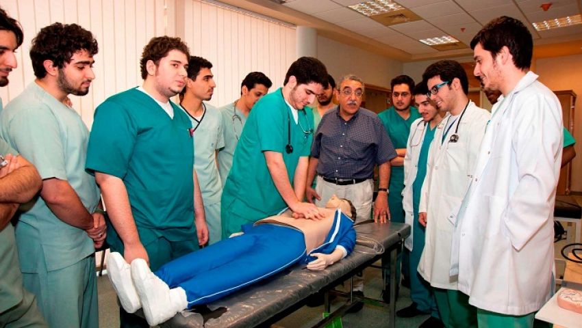 فيديو| الدراسة بالساعات والنقاط.. 9 معلومات عن «مزاولة الطب» قبل إقراره