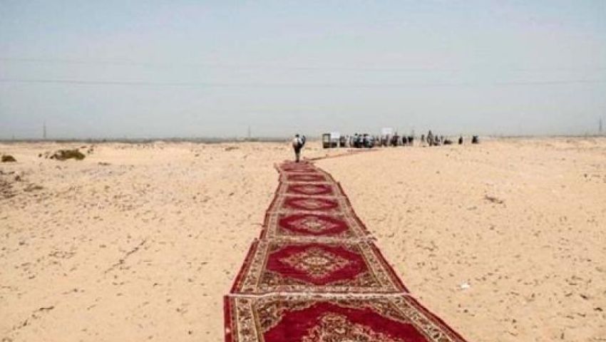 «سجادة حمراء» بالصحراء تثير عاصفة انتقادات بوجه وزير الآثار
