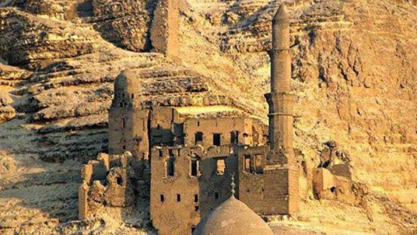 «مسجد الخلواتي» على سفح المقطم.. الإهمال يهدد الجبل «اللي ما هزه ريح»