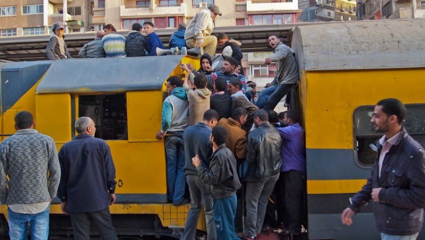 زيادة عدد التذاكر.. وزير النقل يكشف خطة مواجهة زحام القطارات