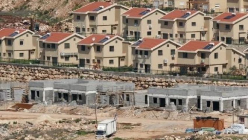 نشطاء فلسطينيون وأجانب يقتحمون بؤرة استيطانية.. ويُنزِلون علم الاحتلال