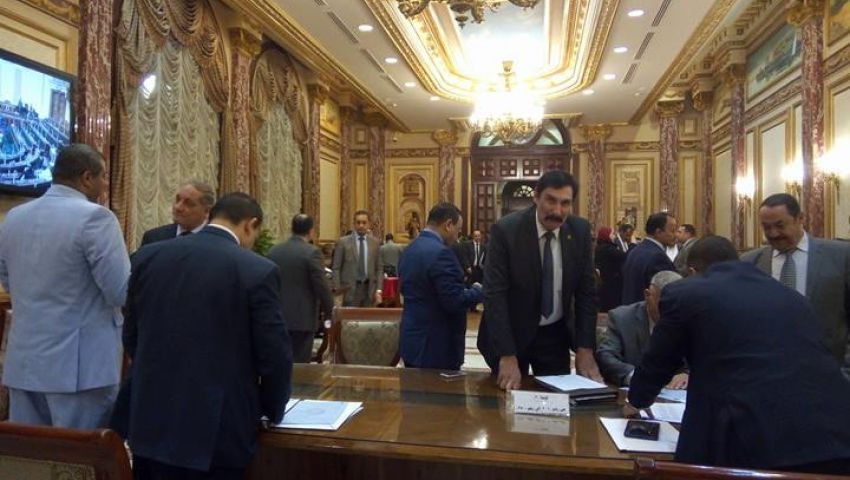 «الهرولة النيابية لدعم السيسي» تخرج من البرلمان..لـ«شحن توكيلات المواطنيين»