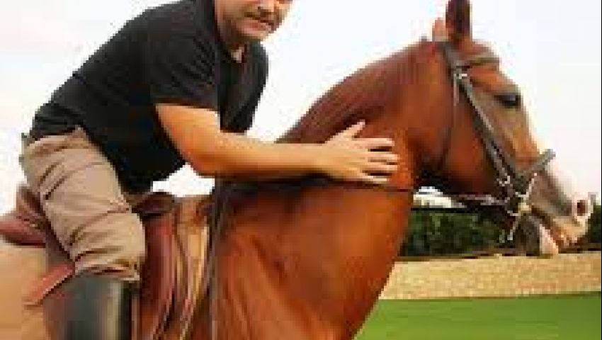 فيديو| بسبب ركوب الخيل.. قصص مؤلمة لحوادث النجوم