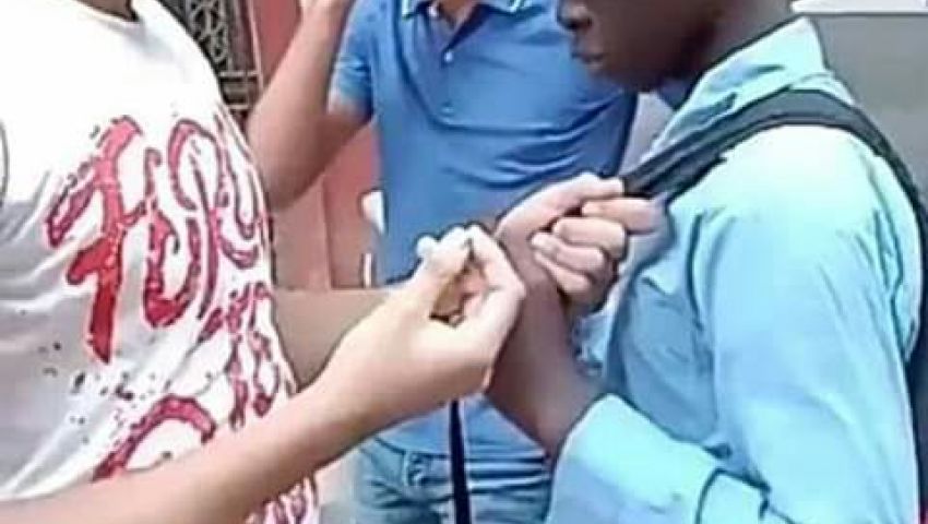 فيديو| في واقعة التنمر بطالب أفريقي.. الداخلية تحقق والجناة: «كنا بنهزر»