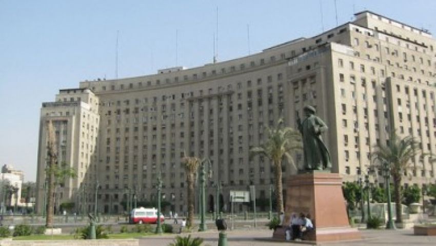 إغلاق مجمع التحرير ونصب الأسلاك الشائكة أمامه