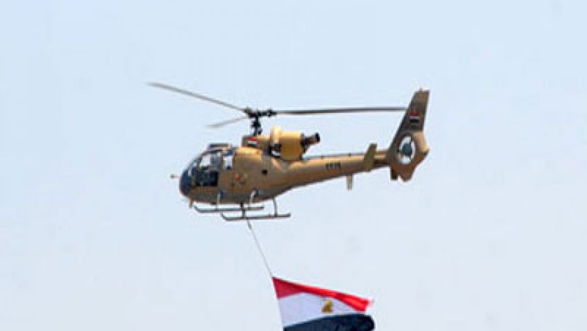 مروحيات تحلق بسماء ميدان الساعة بدمياط وتلوِّح بعلم مصر